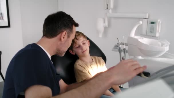 Criança Visita Consultório Dentista — Vídeo de Stock
