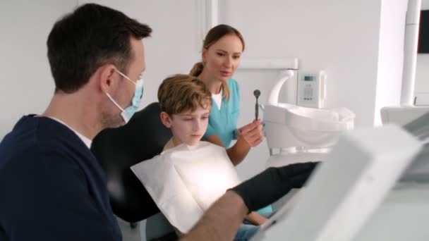 Дитина Відвідує Кабінет Стоматолога — стокове відео