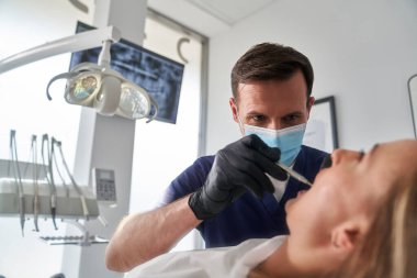 Kadın dişçiye gidiyor.