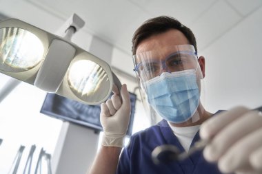 Kamera, dişçi muayenehanesinin hastası olarak.