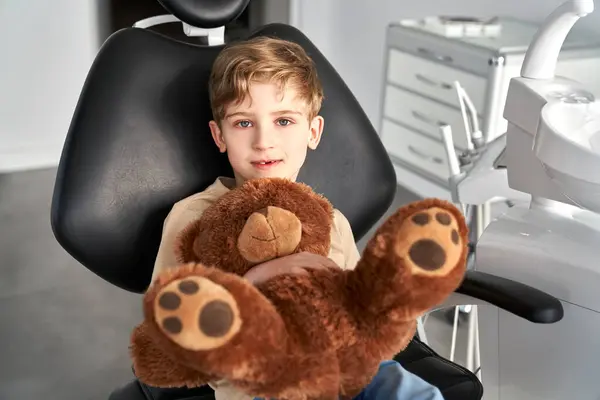 Criança Segurando Ursinho Pelúcia Escritório Dentista — Fotografia de Stock