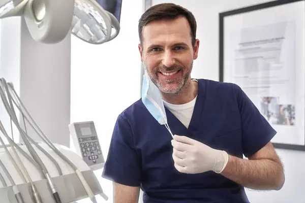 Retrato Dentista Masculino Consultório Dentista Imagem De Stock