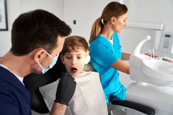 Kleiner Junge Besuch Beim Zahnarzt Stockbild
