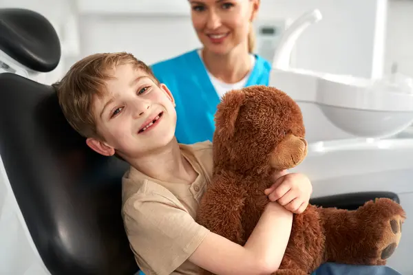 Criança Segurando Ursinho Pelúcia Escritório Dentista Imagem De Stock