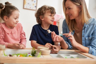 Fizyoterapist çocuklara egzersiz yaptırıyor.
