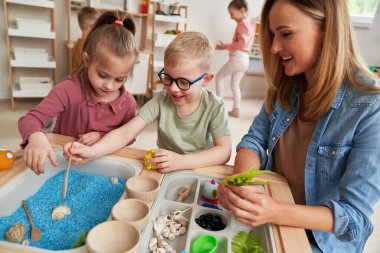 Fizyoterapist çocuklara egzersiz yaptırıyor.