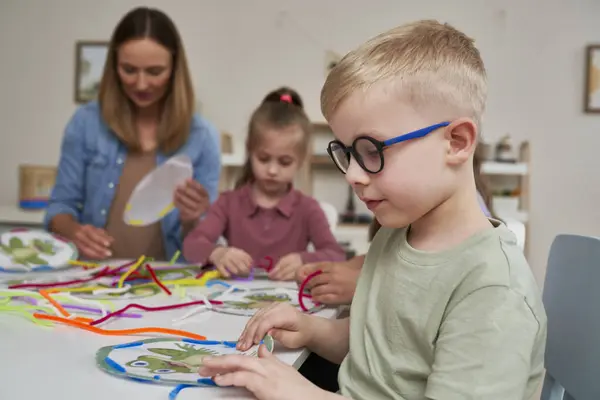Insegnante Bambini Che Fanno Esercizi Sensoriali Con Tubi Immagini Stock Royalty Free