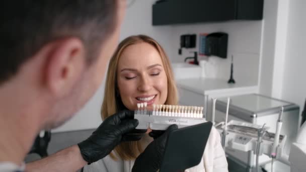 Γυναίκα Που Έχει Αισθητική Οδοντιατρική Στο Γραφείο Οδοντιάτρων — Αρχείο Βίντεο