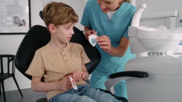 牙医预约后 小男孩得到了一个贴纸 — 图库视频影像