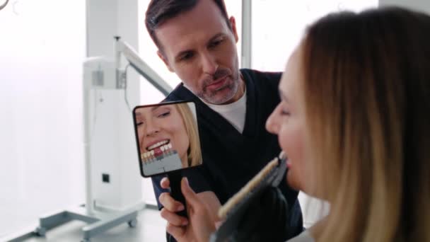 Donna Che Odontoiatria Cosmetica Studio Dentisti — Video Stock