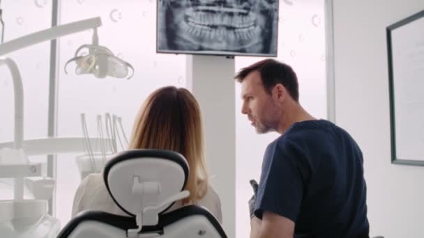 Dentista Discutiendo Radiografía Digital Panorámica Camiseta Paciente — Vídeo de stock