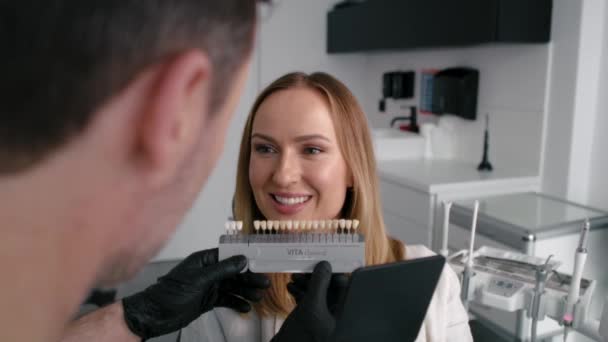 Frau Mit Kosmetischer Zahnheilkunde Zahnarztpraxis — Stockvideo