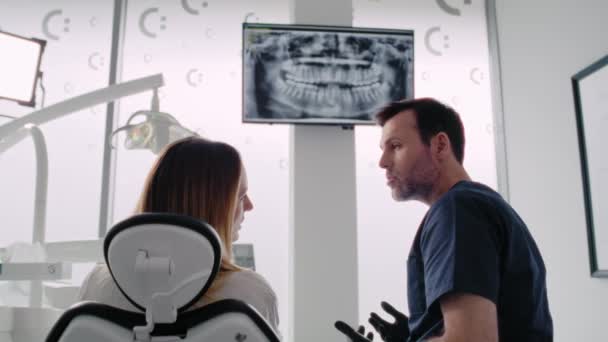 Οδοντίατρος Συζητά Πανοραμική Ψηφιακή Ακτινογραφία Των Δοντιών Ενός Ασθενούς — Αρχείο Βίντεο