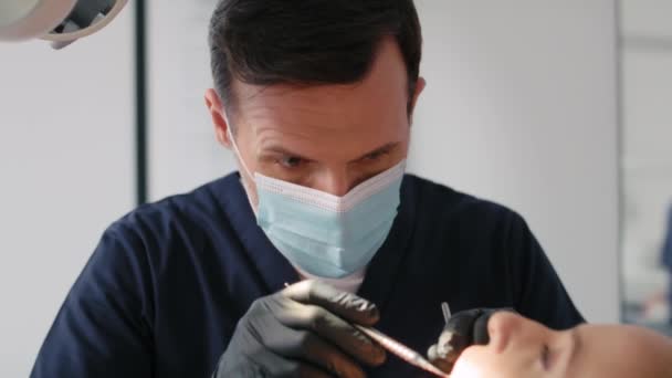 Οδοντίατρος Κατά Την Επίσκεψη Ρουτίνας Τον Ασθενή — Αρχείο Βίντεο