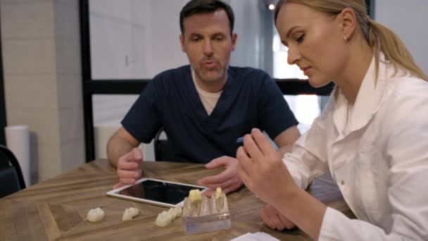 Toplantı Odasında Iki Doktorun Diş Implantı Konferansı Var — Stok video