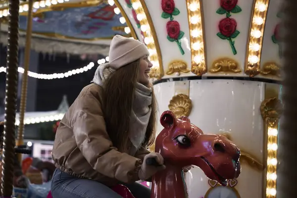 Jonge Kaukasische Vrouw Hebben Plezier Carrousel Stockafbeelding