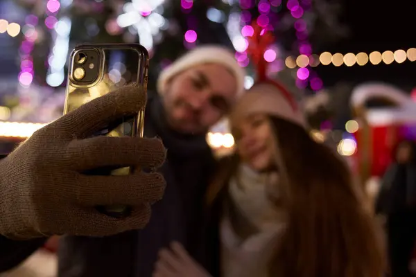 Pareja Joven Tomando Selfie Mercado Navidad Por Noche Imagen de archivo