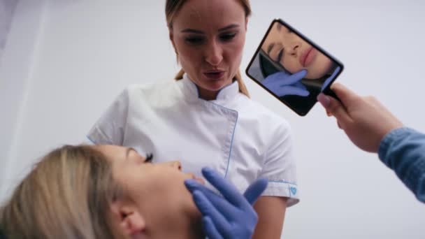 Mulher Que Tem Odontologia Estética Consultório Dentistas — Vídeo de Stock