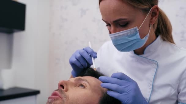 Dentysta Omawiający Panoramiczne Cyfrowe Prześwietlenie Zębów Pacjenta — Wideo stockowe