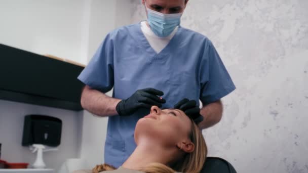 キャビネット内の歯科医と患者さんの相談 — ストック動画
