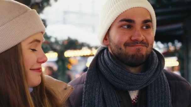Zblízka Kavkazský Pár Baví Vánočním Trhu — Stock video