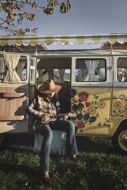  Kırsal kesimde Dinlenen Kadın: Vintage Hippi Minibüsü