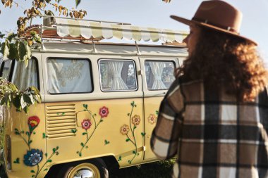  Klasik Kamp Minibüsünden Sessiz Anın tadını çıkaran Kadın