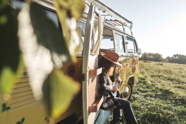  Sonbahar Günışığında Kamp Minibüsünde Oturan Kadın