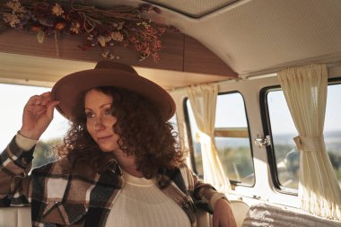  Sunset 'te Karavanın İçinde Rahatlayan Kadın