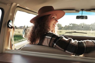 Sunset 'te Vintage Kamp Aracı Sürücüsü Kadın