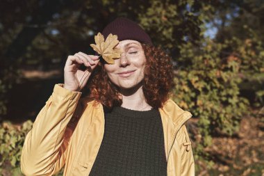 Elinde Yaprak Tutan Kadın Gözünü Tamamen Kapıyor