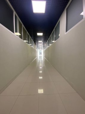 Modern binada uzun bir koridor var. 