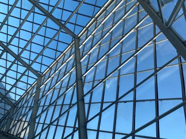 Soyut yüksek teknoloji mimari arkaplan fotoğrafı, kilitlenebilir pencereli cam çatı kemerinin iç yapısı