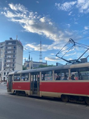 Güzel bir yaz gününde Kyiv 'de eski bir tramvay