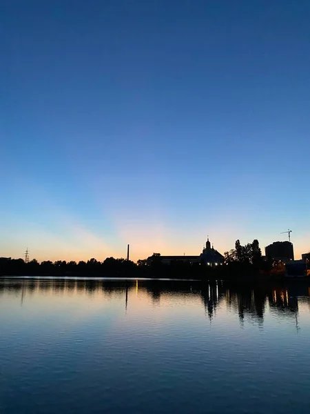 Beautiful Sunset Shore Lake Ducks Background City — Stock Photo, Image