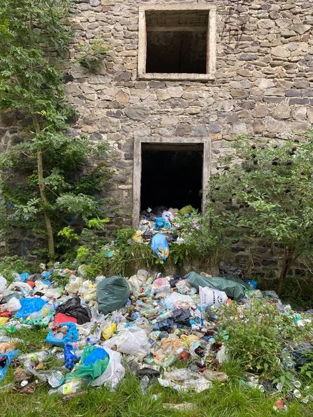 建筑物和附近的垃圾堆 垃圾和生态问题 — 图库照片
