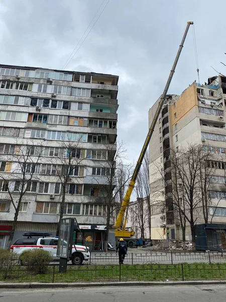 Krieg Russlands Gegen Die Ukraine Ein Wohnhaus Der Ukrainischen Hauptstadt Stockfoto