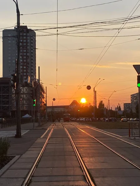 Eine Vertikale Aufnahme Von Straßenbahngleisen Auf Der Straße Bei Sonnenuntergang Stockbild