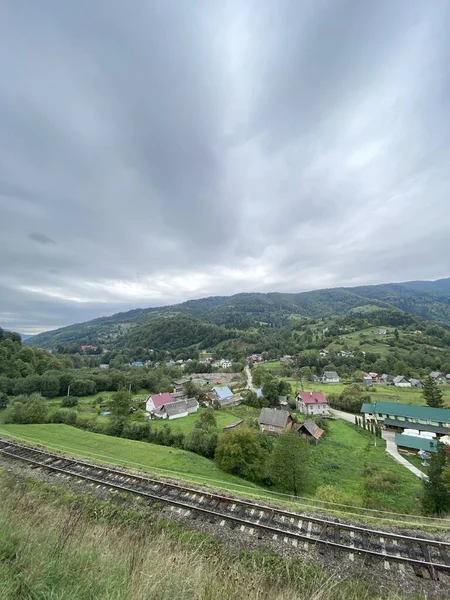 Ein Kleines Dorf Den Bergen Wald Felsen Wolken Schöne Landschaft lizenzfreie Stockbilder