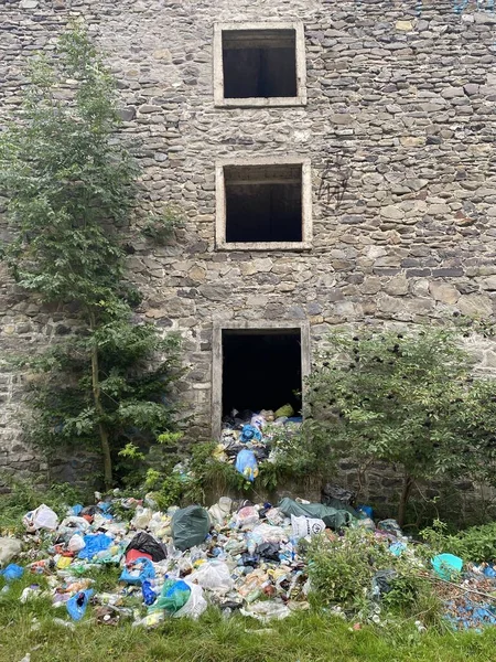 Budova Nedaleké Hromady Odpadků Problém Odpadků Ekologie Stock Snímky