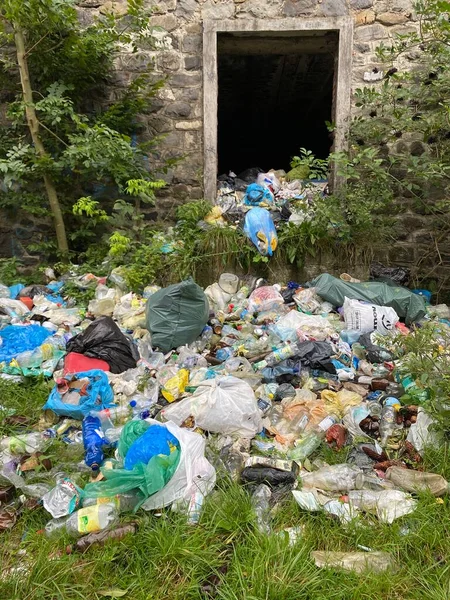 Budova Nedaleké Hromady Odpadků Problém Odpadků Ekologie Royalty Free Stock Obrázky