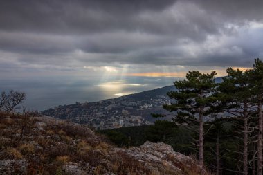 Denizin üzerinde gün batımı