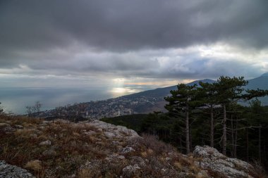 Dağın tepesinden Kırım manzarası
