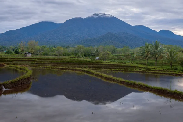 Индонезия Пейзаж Утром Красивые Горные Отражения — стоковое фото