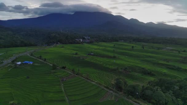朝の空の色と自然光の美しさとインドネシアの自然のパノラマの美しい朝の景色 — ストック動画