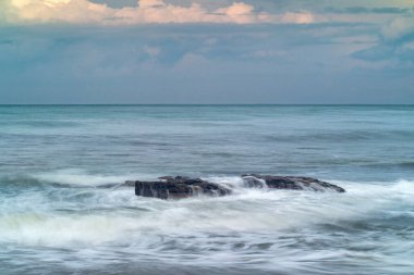Endonezya 'nın panoramik manzarası. Öğleden sonra güneşi, güzel plajlar ve beyaz kumlar.