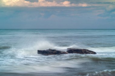 Endonezya 'nın panoramik manzarası. Öğleden sonra güneşi, güzel plajlar ve beyaz kumlar.