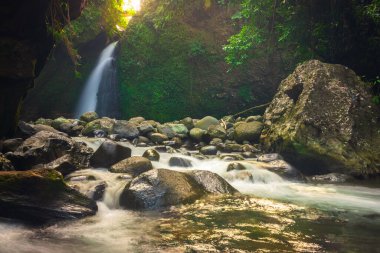 Endonezya 'nın güzel sabah manzarası Dağlar ve tropikal ormanlar