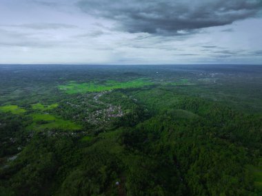 Endonezya 'nın güzel sabah manzarası Dağlar ve tropikal ormanlar