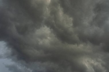 Gün boyunca koyu bulutların arkaplanı, güzel gri ve gökkuşağı renkleriyle